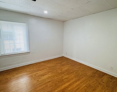 417 W 52nd Place - Photo Thumbnail 2