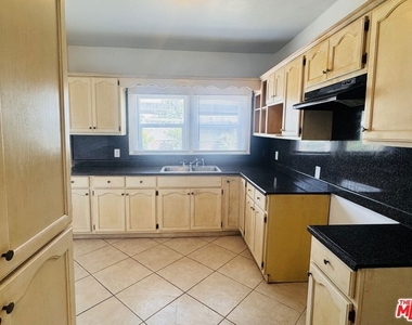 417 W 52nd Place - Photo Thumbnail 5