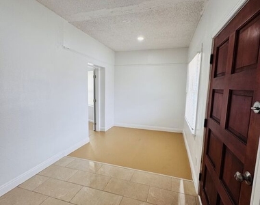 417 W 52nd Place - Photo Thumbnail 1