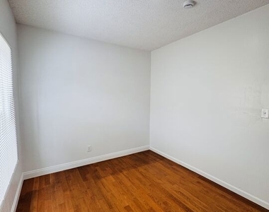 417 W 52nd Place - Photo Thumbnail 4