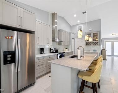 690 Amber Drive - Photo Thumbnail 8