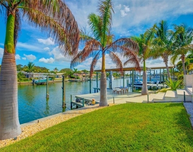807 Snug Island - Photo Thumbnail 28