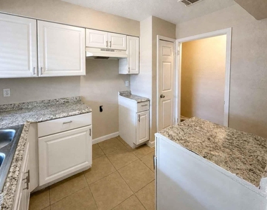 8710 Parkway Forest Drive - Photo Thumbnail 10