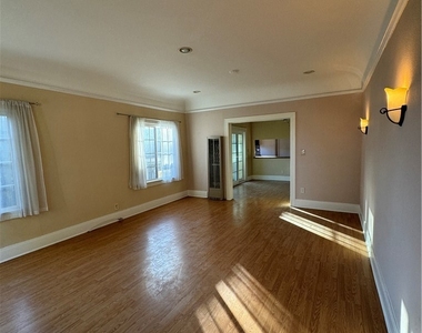 1327 S Longwood Avenue - Photo Thumbnail 4