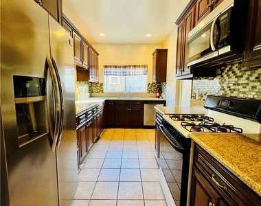 1327 S Longwood Avenue - Photo Thumbnail 2