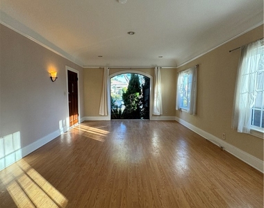 1327 S Longwood Avenue - Photo Thumbnail 3