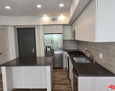 740 S Ridgeley Drive - Photo Thumbnail 2