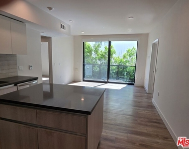 740 S Ridgeley Drive - Photo Thumbnail 5
