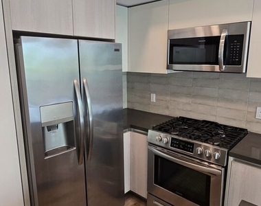 740 S Ridgeley Drive - Photo Thumbnail 4