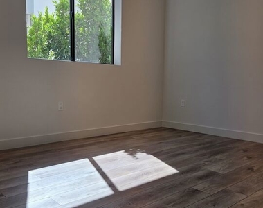 740 S Ridgeley Drive - Photo Thumbnail 6