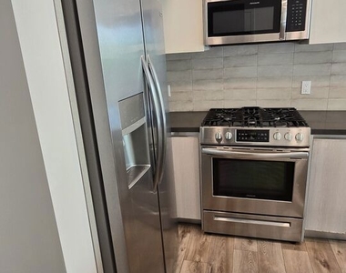 740 S Ridgeley Drive - Photo Thumbnail 3