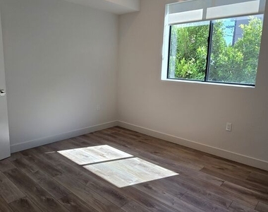 740 S Ridgeley Drive - Photo Thumbnail 11