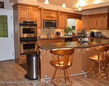 470 Monmouth Place - Photo Thumbnail 2