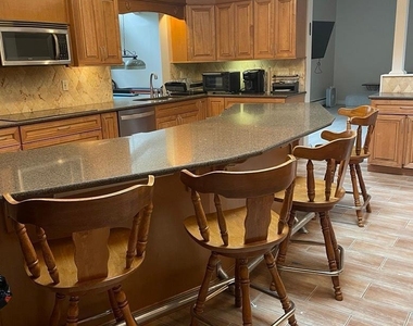 470 Monmouth Place - Photo Thumbnail 5