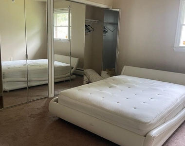 470 Monmouth Place - Photo Thumbnail 15