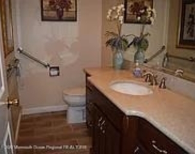 470 Monmouth Place - Photo Thumbnail 13