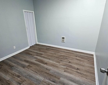 2805 Erdman Avenue - Photo Thumbnail 14
