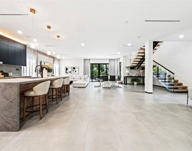 3320 Ne 17th Street - Photo Thumbnail 7
