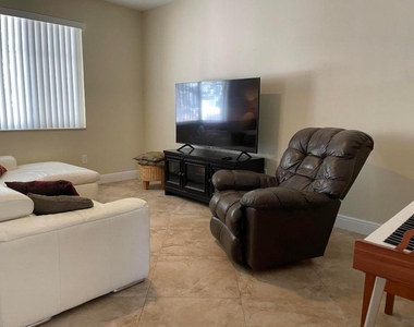 552 Nw 39th Circle Nw - Photo Thumbnail 7