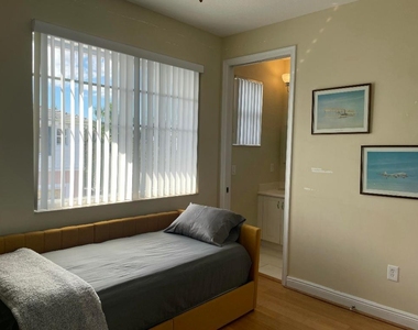 552 Nw 39th Circle Nw - Photo Thumbnail 13