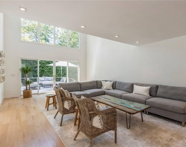 19 Woodland Way - Photo Thumbnail 7