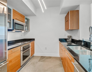 3000 Oasis Grand Boulevard - Photo Thumbnail 6