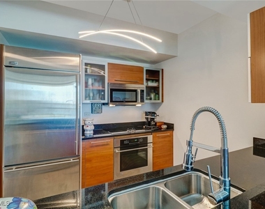 3000 Oasis Grand Boulevard - Photo Thumbnail 2
