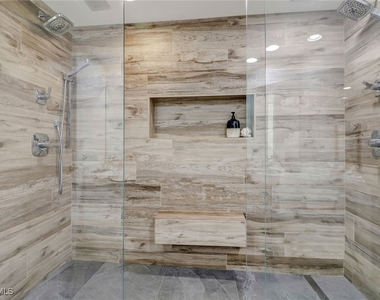 3000 Oasis Grand Boulevard - Photo Thumbnail 22