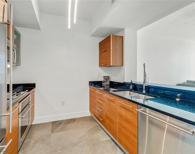 3000 Oasis Grand Boulevard - Photo Thumbnail 4