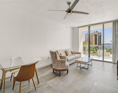 3000 Oasis Grand Boulevard - Photo Thumbnail 15