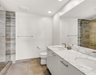 3000 Oasis Grand Boulevard - Photo Thumbnail 20
