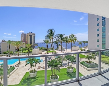3000 Oasis Grand Boulevard - Photo Thumbnail 30