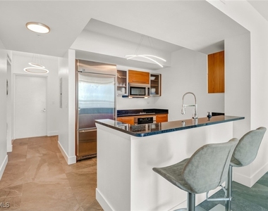 3000 Oasis Grand Boulevard - Photo Thumbnail 9