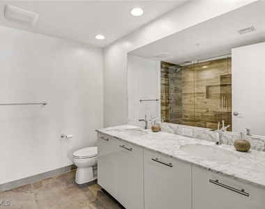 3000 Oasis Grand Boulevard - Photo Thumbnail 19