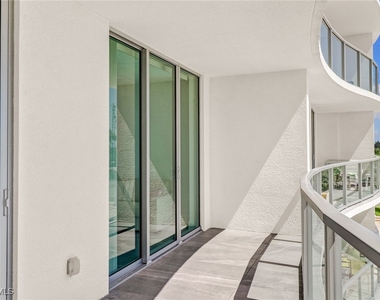 3000 Oasis Grand Boulevard - Photo Thumbnail 25
