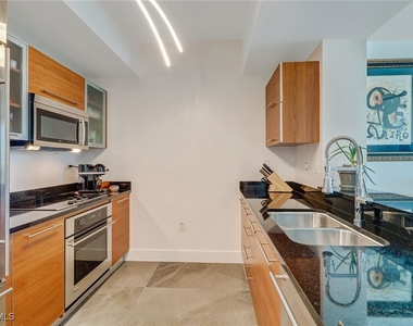 3000 Oasis Grand Boulevard - Photo Thumbnail 3