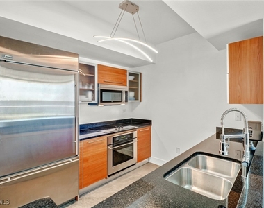 3000 Oasis Grand Boulevard - Photo Thumbnail 5