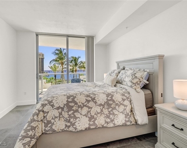 3000 Oasis Grand Boulevard - Photo Thumbnail 17