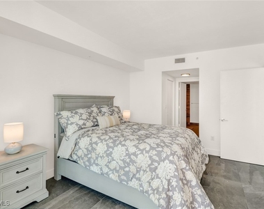 3000 Oasis Grand Boulevard - Photo Thumbnail 18
