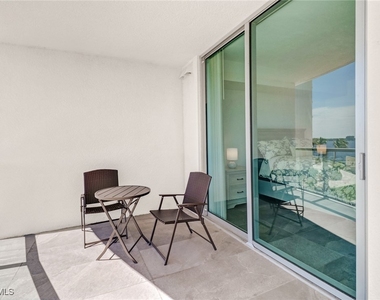 3000 Oasis Grand Boulevard - Photo Thumbnail 24