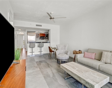 3000 Oasis Grand Boulevard - Photo Thumbnail 7