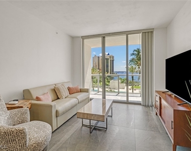 3000 Oasis Grand Boulevard - Photo Thumbnail 14