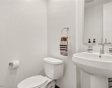 3000 Oasis Grand Boulevard - Photo Thumbnail 12
