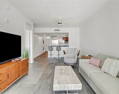 3000 Oasis Grand Boulevard - Photo Thumbnail 10