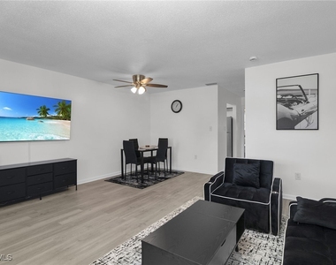 3225 E Riverside Drive - Photo Thumbnail 4