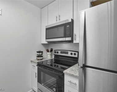 3225 E Riverside Drive - Photo Thumbnail 8
