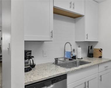 3225 E Riverside Drive - Photo Thumbnail 7