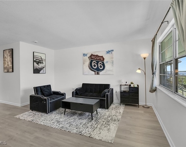 3225 E Riverside Drive - Photo Thumbnail 2