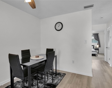 3225 E Riverside Drive - Photo Thumbnail 5