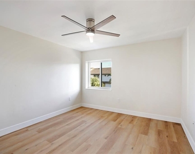 150 Marina Del Rey Court - Photo Thumbnail 22